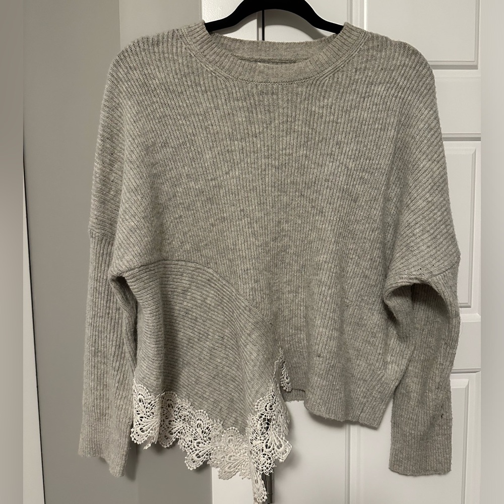 Amaryllis Grey cropped sweater with lace detail